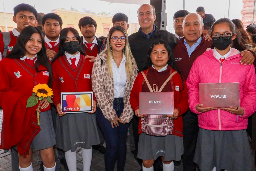 Entrega SEPH Tabletas a Estudiantes de Bachillerato de Zimapán y Tecozautla