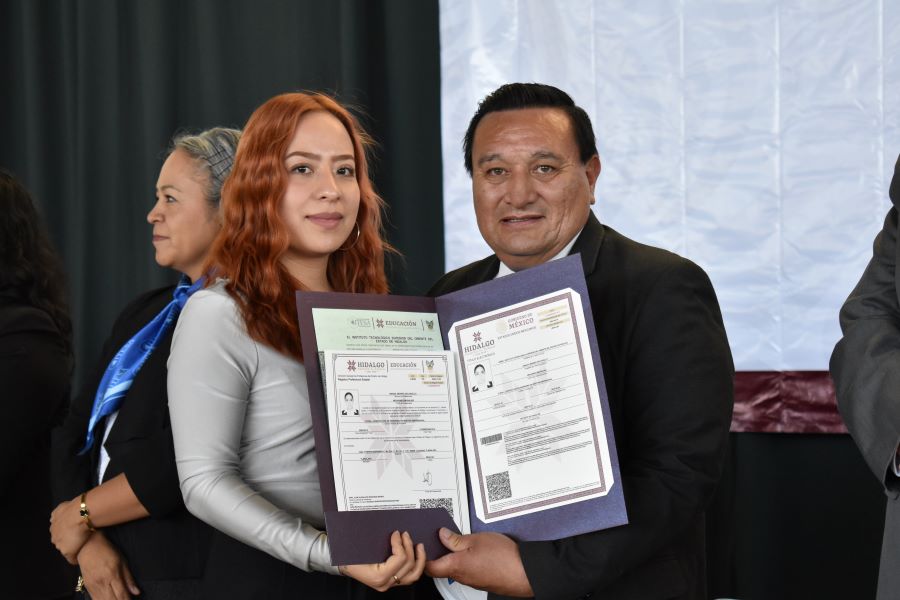 Entregan Títulos y Cédulas Profesionales a 382 Egresados del ITESA
