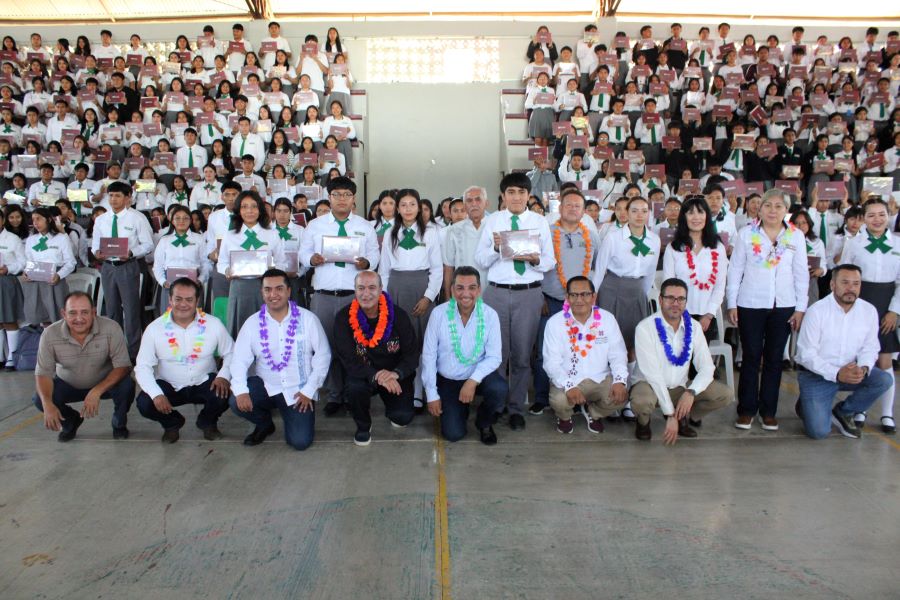 Estudiantes de la Huasteca hidalguense reciben tabletas electrónicas