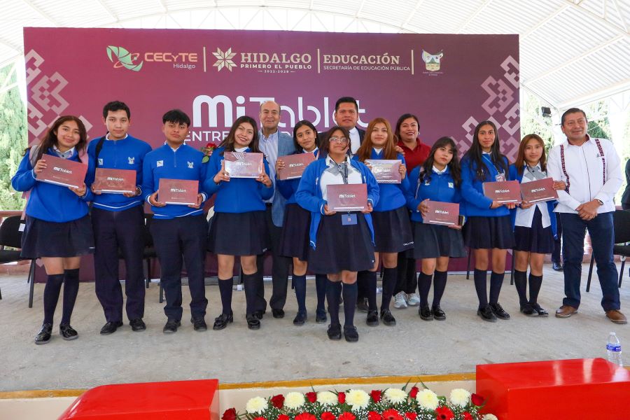 Estudiantes de media superior en el Valle del Mezquital reciben tabletas