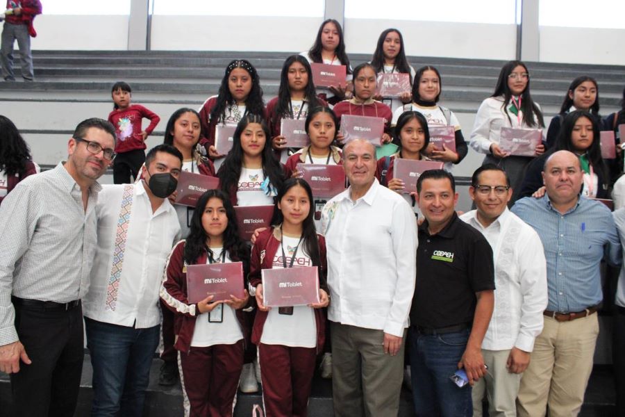 SEPH Entrega Dispositivos Móviles a Estudiantes de La Sierra Alta Hidalguense