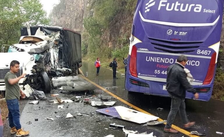 Choque en la México-Pachuca Tráiler Contra Autobús. Saldo dos Muertos