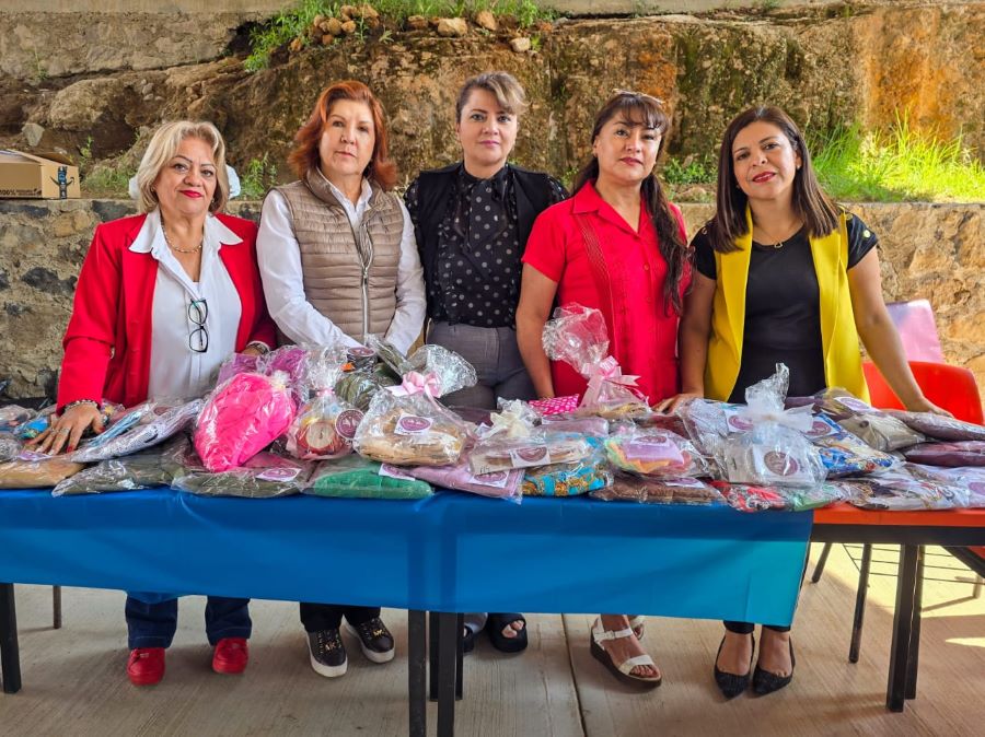 DIF Tulancingo y Voluntariado Entregaron Camisas a Alumnos de La Escuela Primaria Bilingüe Leona Vicario
