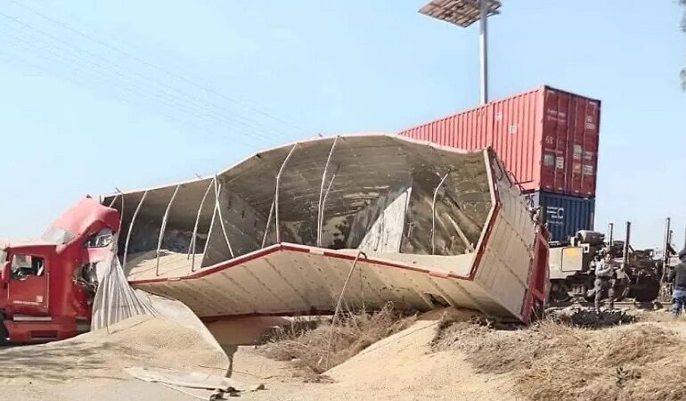Impacto el Tren a un Tráiler Cargado de Maíz en el Crucero de Teocalco, municipio de Tlaxcoapan