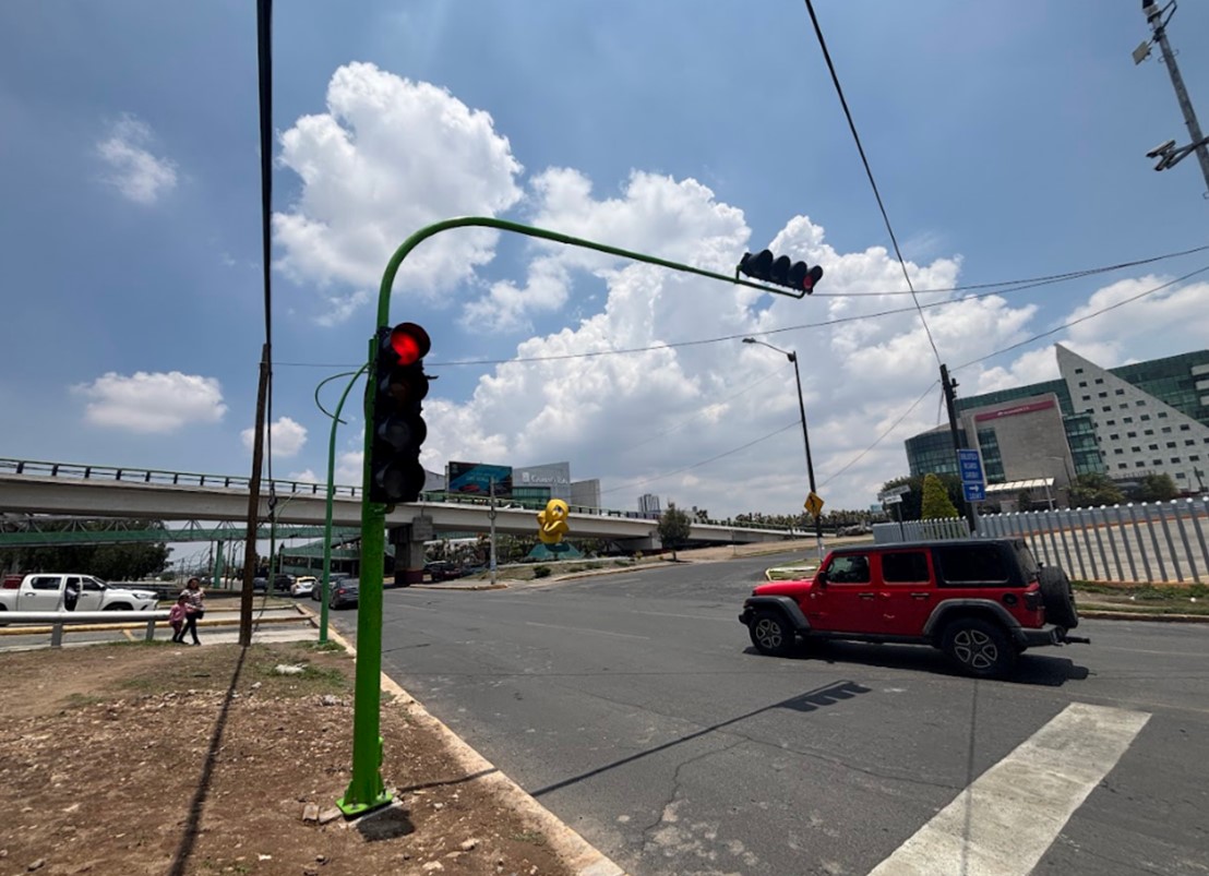 Nuevo Semáforo en la Intersección del Bulevar Felipe Ángeles y Camino Real de La Plata