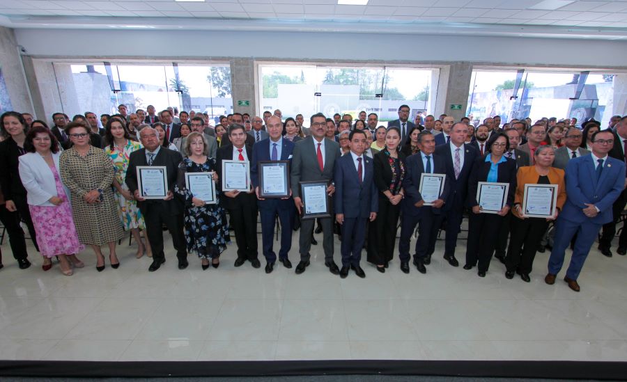 Reconocen a Docentes Hidalguenses En El Congreso del Estado