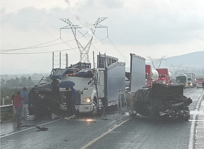 Carambola la Carretera México–Tuxpan, Saldo Tres Personas Fallecidas y Varios Lesionados.