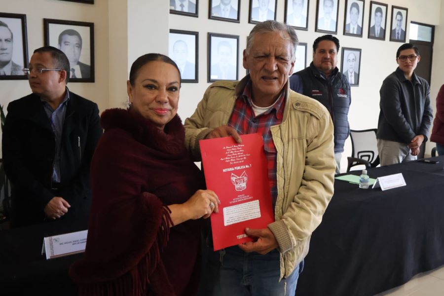 Alcaldesa Lorena García Cázares Entregó Nuevo Paquete de Escrituras a Familias de El Paraíso