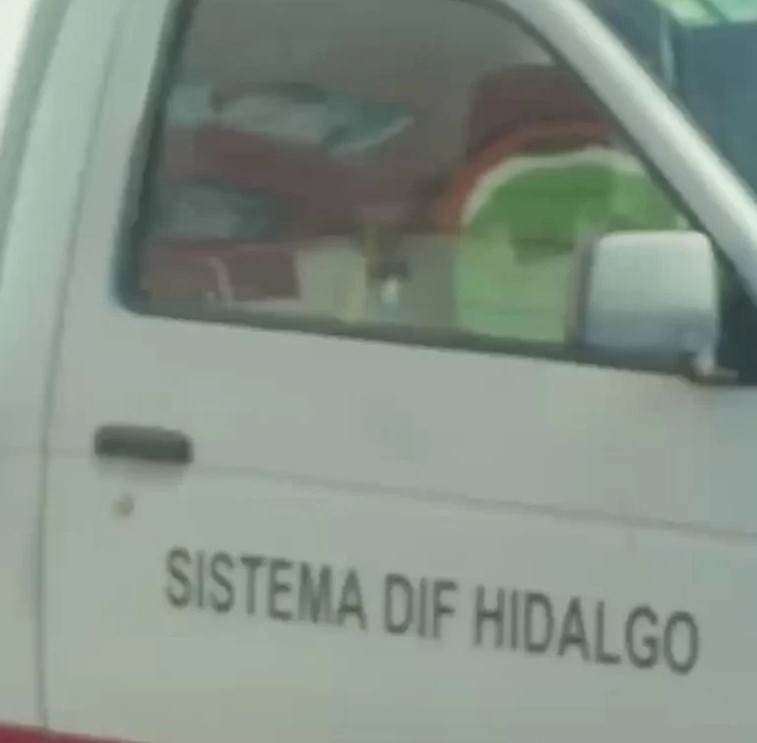 Exhiben un Vehículo con Envases de Bebidas Alcohólicas en el Tablero de Vehículo Oficial del DIF Hidalgo