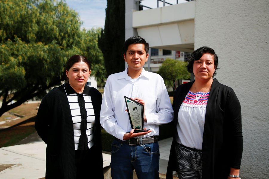 Egresado  de la  Licenciatura en Química en Alimentos Recibe el Premio a la Innovación y Emprendimiento Universitario