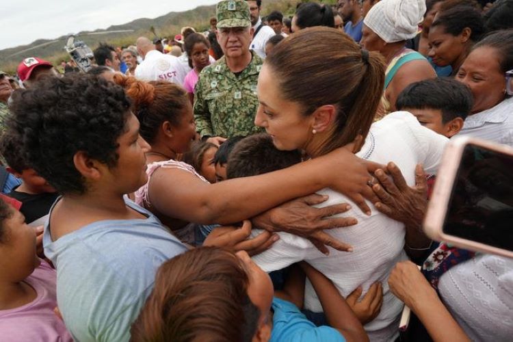 “Siempre Vamos a Estar Cerca de La Gente, Nunca Los Vamos A Dejar”: Presidenta Claudia Sheinbaum Supervisa Comunidades de Oaxaca Afectadas Por Huracán Erick