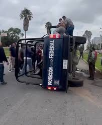 Volcó Patrulla del Servicio de Protección Federal en el Bulevar Felipe Ángeles