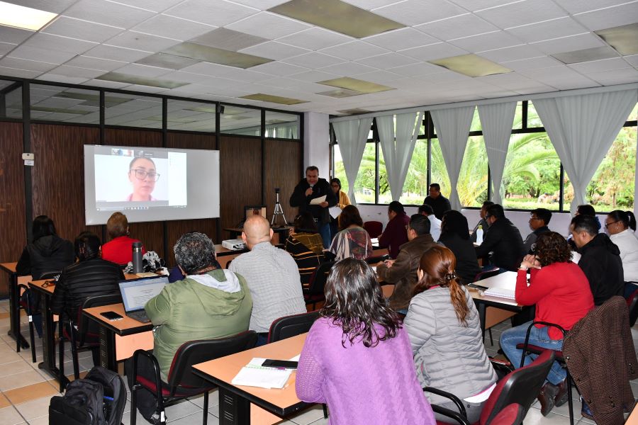 Capacitan en Redacción Científica a los Académicos de la UTVM
