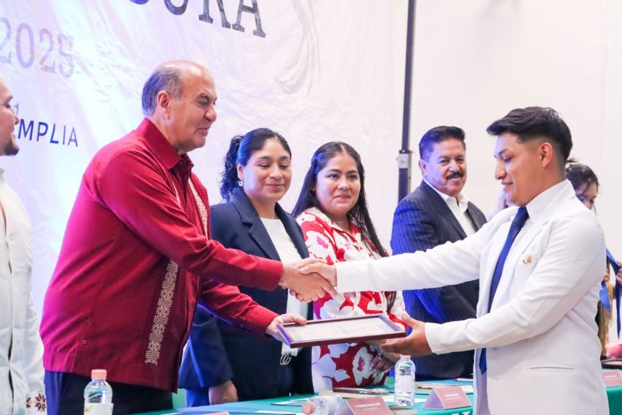 Estudiantes de la UICEH Reciben su Carta de Pasante