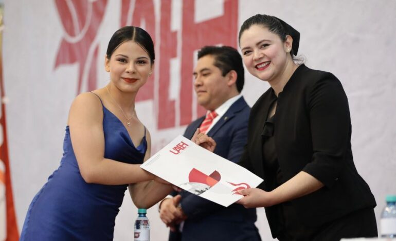 Reciben 250 Egresadas y Egresados de la Preparatoria 3  de la UAEH Certificados