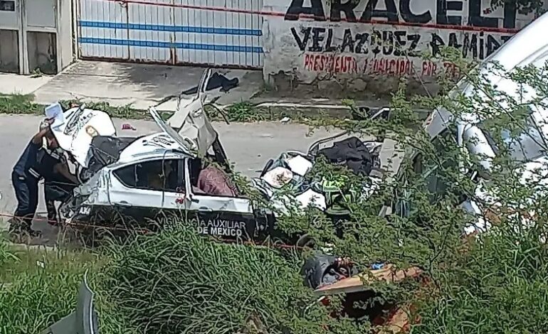 Tráiler de Doble Remolque Impactó un Vehículo al Esquivar   Una Camioneta Que Transportaba Cerdos Volcó, Salió de la Carretera México-Querétaro