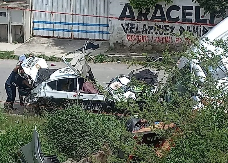 Tráiler de Doble Remolque Impactó un Vehículo al Esquivar   Una Camioneta Que Transportaba Cerdos Volcó, Salió de la Carretera México-Querétaro