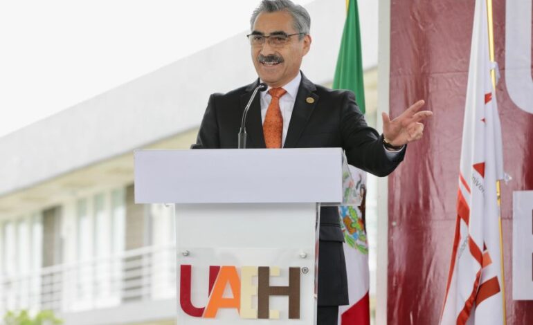 UAEH entrega certificados a estudiantes que concluyen Bachillerato en la ESTi