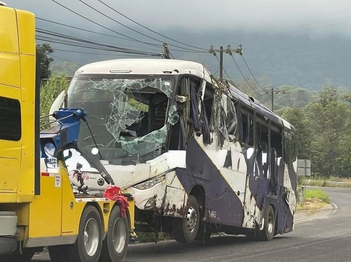 Autobús Cae en un Barranco en la Carretera México-Tuxpan a la Altura de Huachinango, Saldo 3 Muertos y 30 Heridos