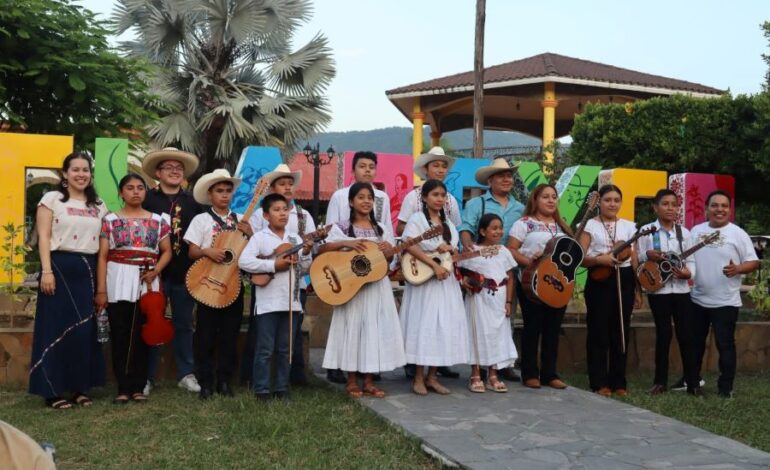 Concluye en Atlapexco el XIV Encuentro de Niños y Jóvenes Huapangueros