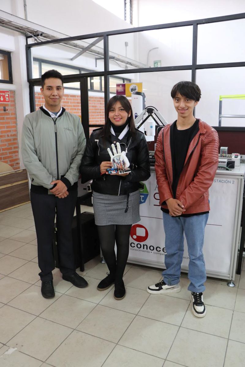 Estudiantes de La UPT Desarrollan Mano Robótica Que Traduce Lenguaje de Señas