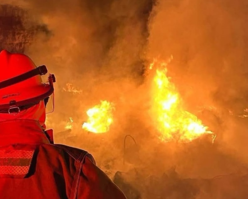 Atiende el H. Cuerpo de Bomberos de Pachuca Incendio en Depósito de Paja en Santiago Tlapacoya