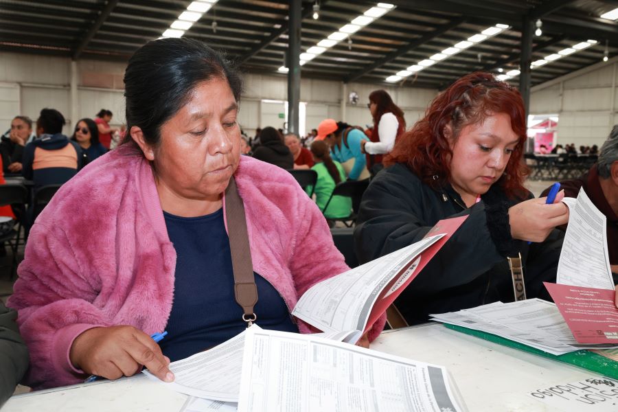 Julio Menchaca Entrega Apoyos Económicos a Más de 34 Mil Hidalguenses