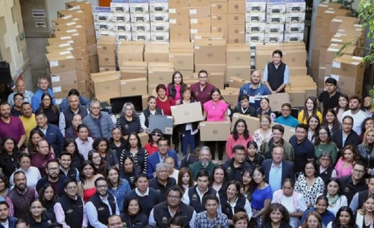 Presume el edil de Pachuca Entrega de Equipo de Computo. Le Cuestionan ¿Porque no Cumple con sus Compromisos”