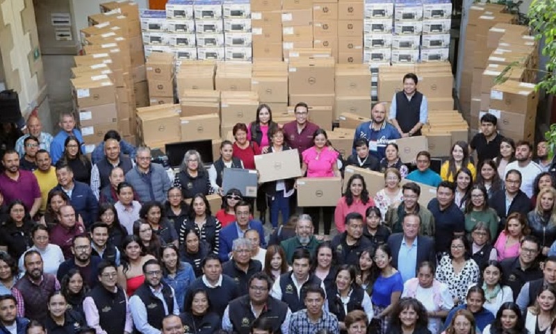 Presume el edil de Pachuca Entrega de Equipo de Computo. Le Cuestionan ¿Porque no Cumple con sus Compromisos”