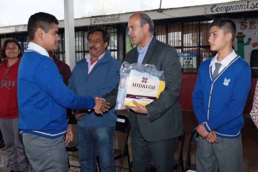 Benefician a Más de Mil 800 Estudiantes de Acatlán Con Apoyos Educativos
