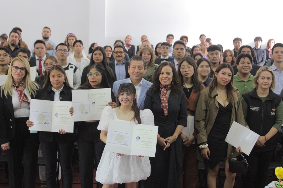 CECyTEH Entrega 42 Títulos a Egresados en Mineral de la Reforma