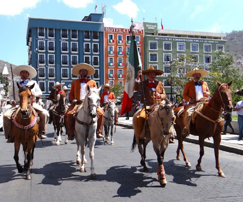 Charros de Pachuca celebran el Día Nacional del Charro con desfile