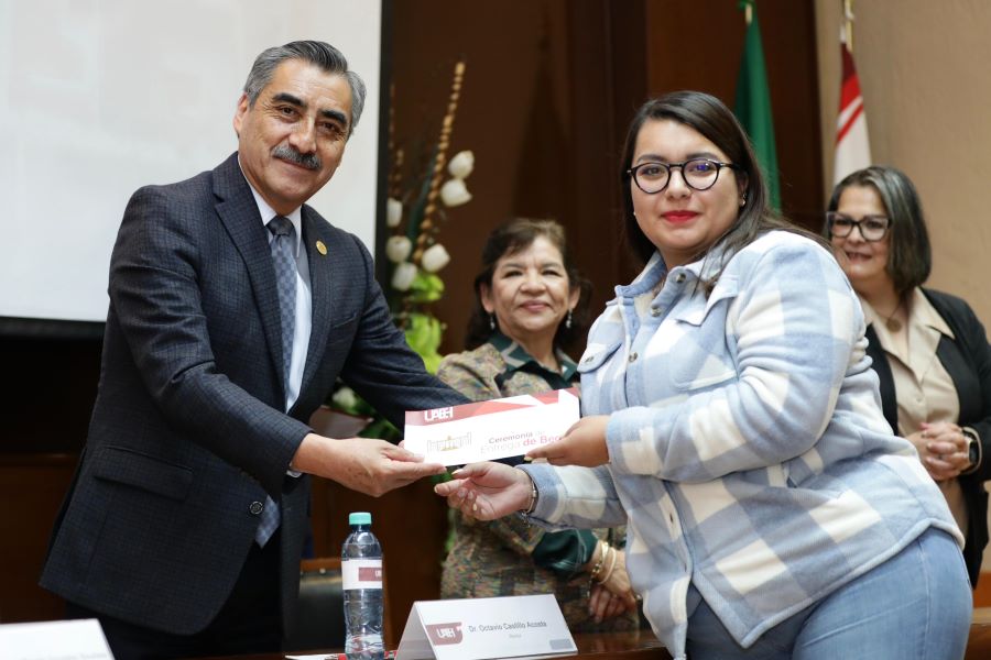 Estudiantes de la UAEH Reciben Beca “Jóvenes Transformadores”