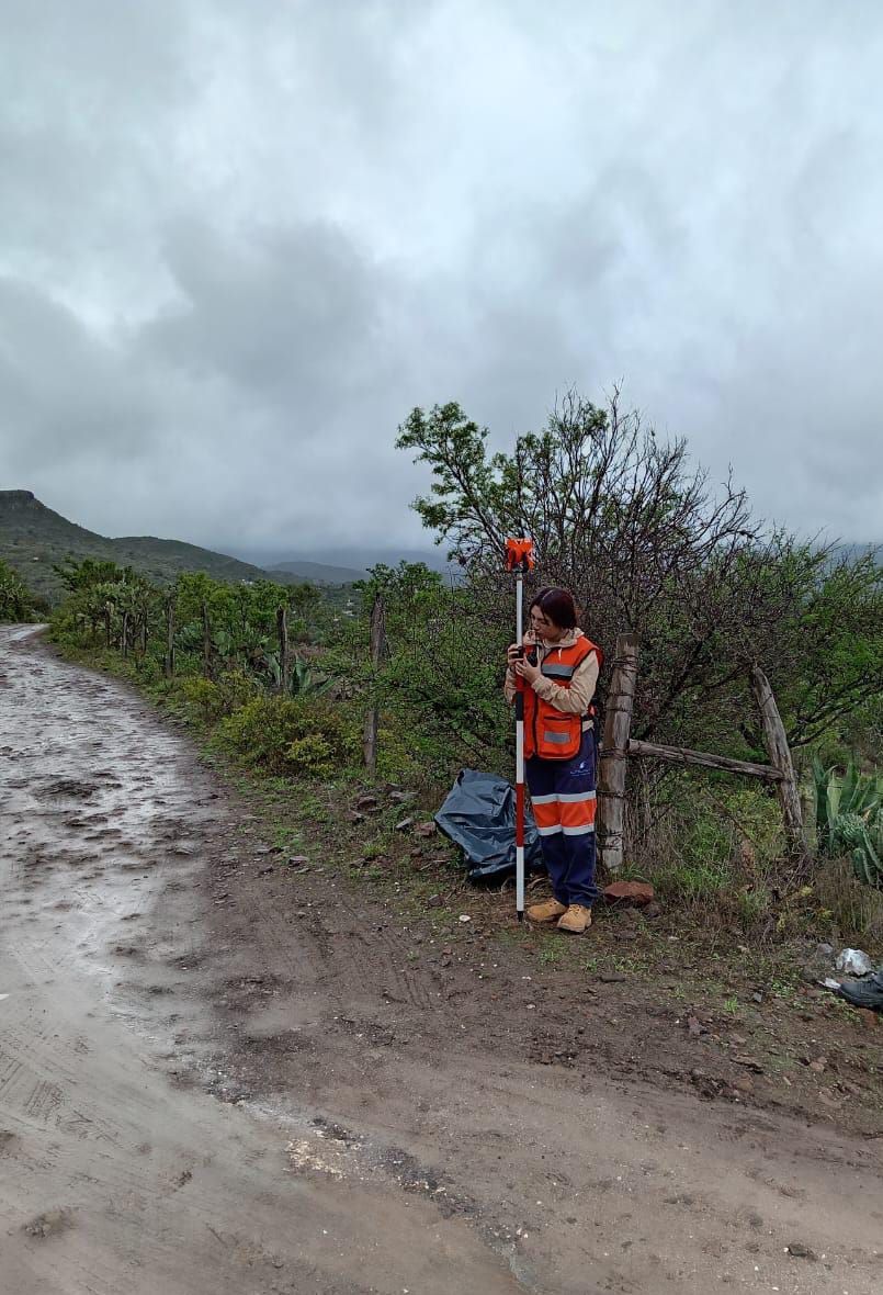 Estudiantes de la UTMZ Entregan Planos Topográficos a Comunidad el Salitre