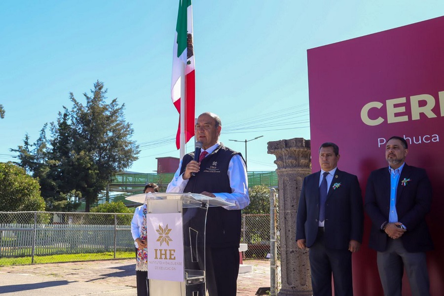 Natividad Castrejón encabeza Lunes Cívico en explanada de la SEPH