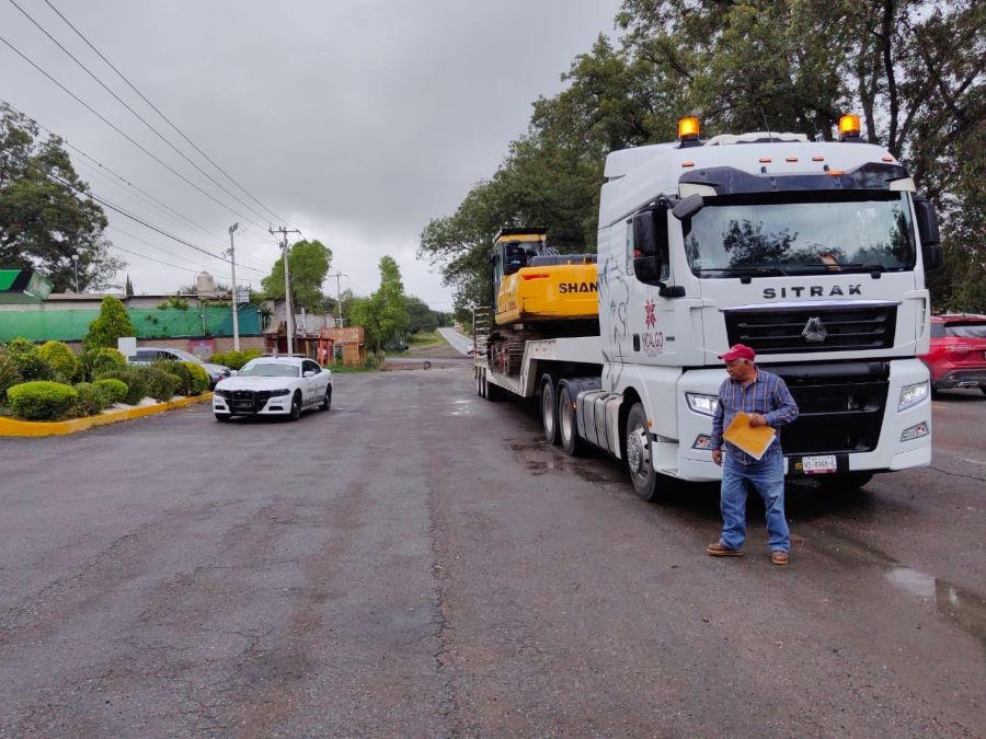 SIPDUS Traslada Maquinaria Para Retirar Derrumbe en Chapulhuacán