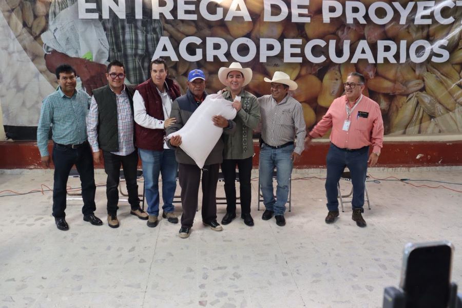 Entregan apoyos a productoras y productores en Emiliano Zapata y Zempoala