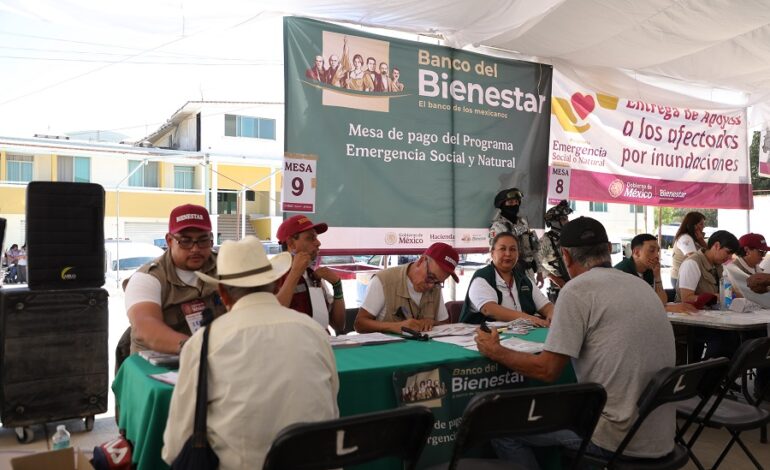 Julio Menchaca acompaña entrega de apoyos directos a familias damnificadas