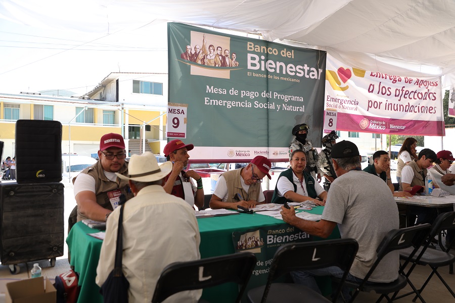 Julio Menchaca acompaña entrega de apoyos directos a familias damnificadas