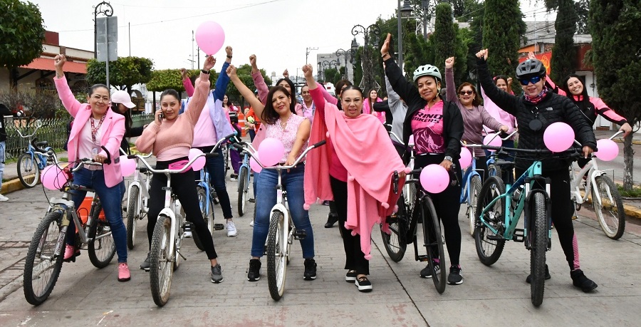 Mujeres Participan en Actividades del Mes de Sensibilización Sobre El Cáncer de Mamá en Tulancingo