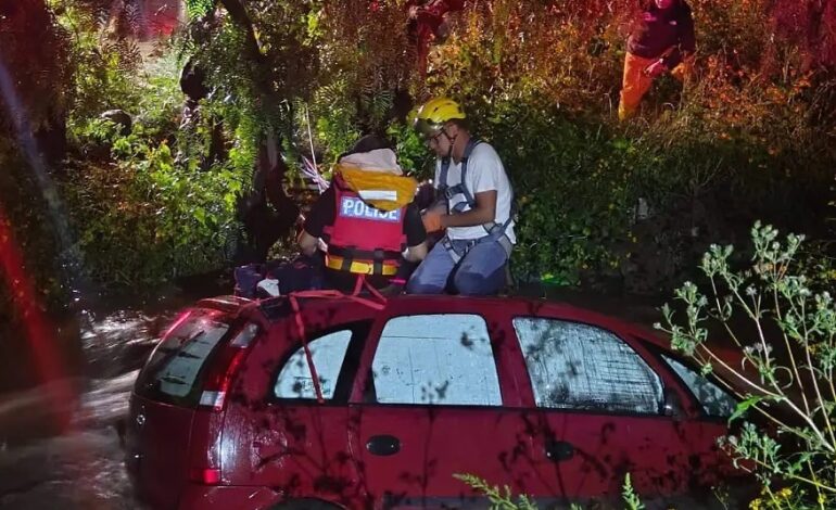 Rescatan a un Hombre, Cayo en un Dren Pluvial en Chavarría, Quedó Atrapado en su Auto