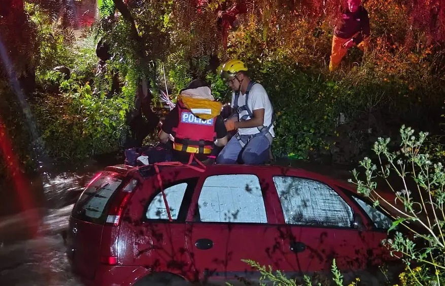 Rescatan a un Hombre, Cayo en un Dren Pluvial en Chavarría, Quedó Atrapado en su Auto