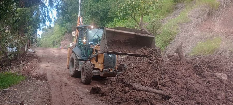 SIPDUS-166 Máquinas Activas en Labores de Limpieza y Habilitación de Los Caminos Afectados