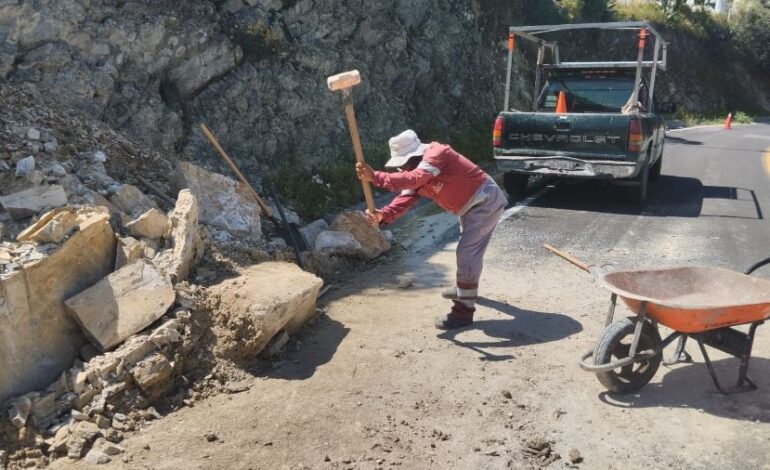 SIPDUS- Desalojo de material de derrumbes y la apertura de caminos en los 43 municipios afectados en caminos y carreteras
