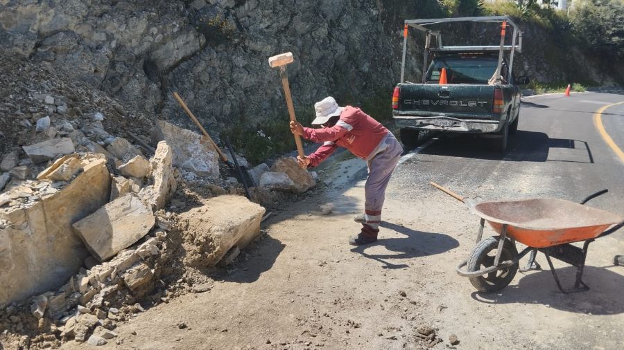 SIPDUS- Desalojo de material de derrumbes y la apertura de caminos en los 43 municipios afectados en caminos y carreteras