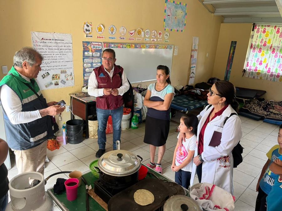 SSH Entrega Víveres y Medicamentos y Visitan Albergues de Zacualtipán