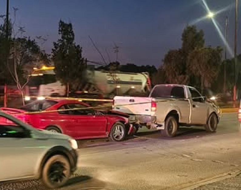 Choque por Alcance de un Mustang Rojo Contra una Camioneta Pick UP, Causando la Muerte de un Hombre