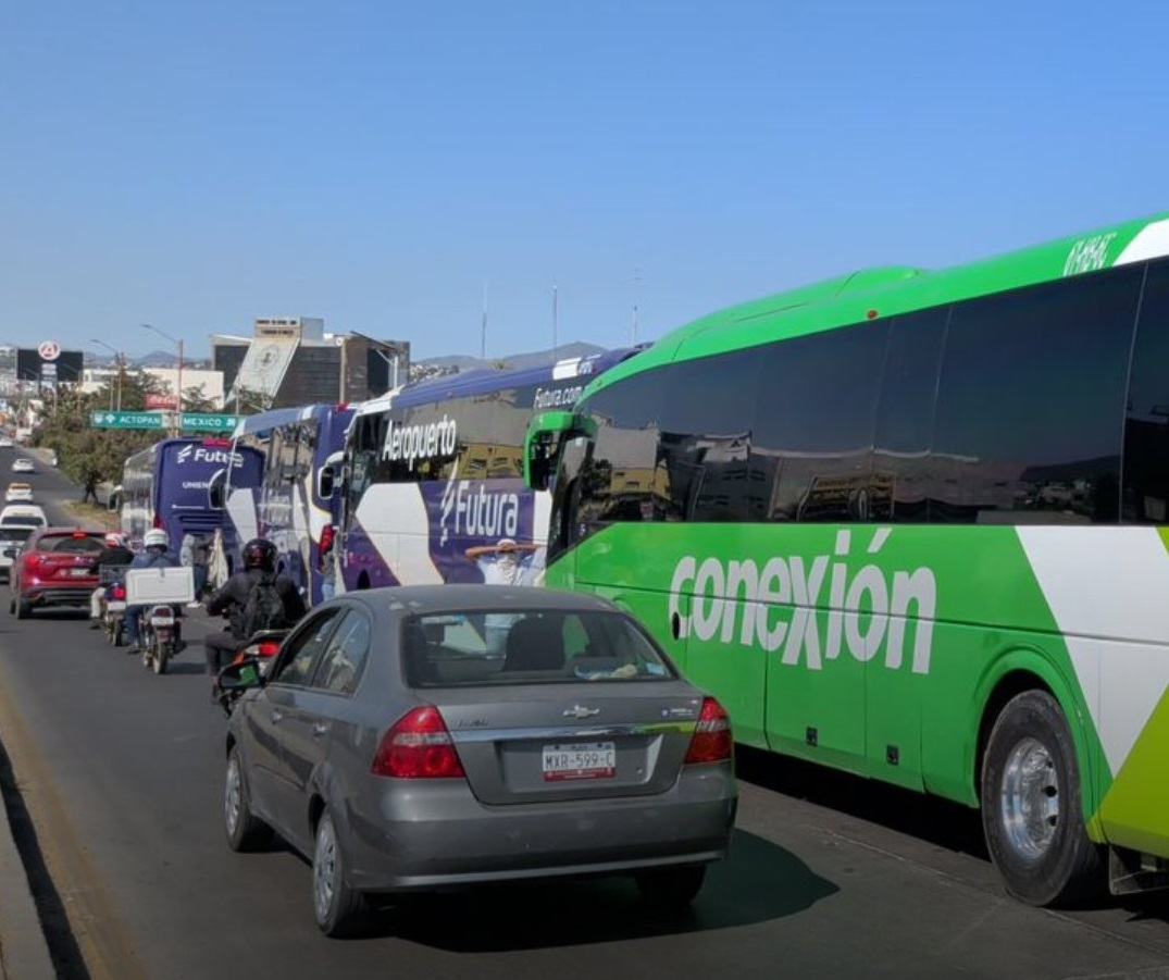 Estudiantes de la Normal Luis Villarreal el Mexe Secuestran Cinco Unidades de Transporte y Provocaron Bloqueos Parciales en El Sur de Pachuca este miércoles.