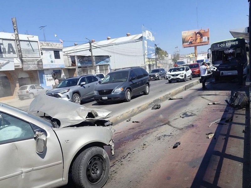 Choca su Auto Tras loca Carrera Contra el Tuzobus: Dos Lesionados