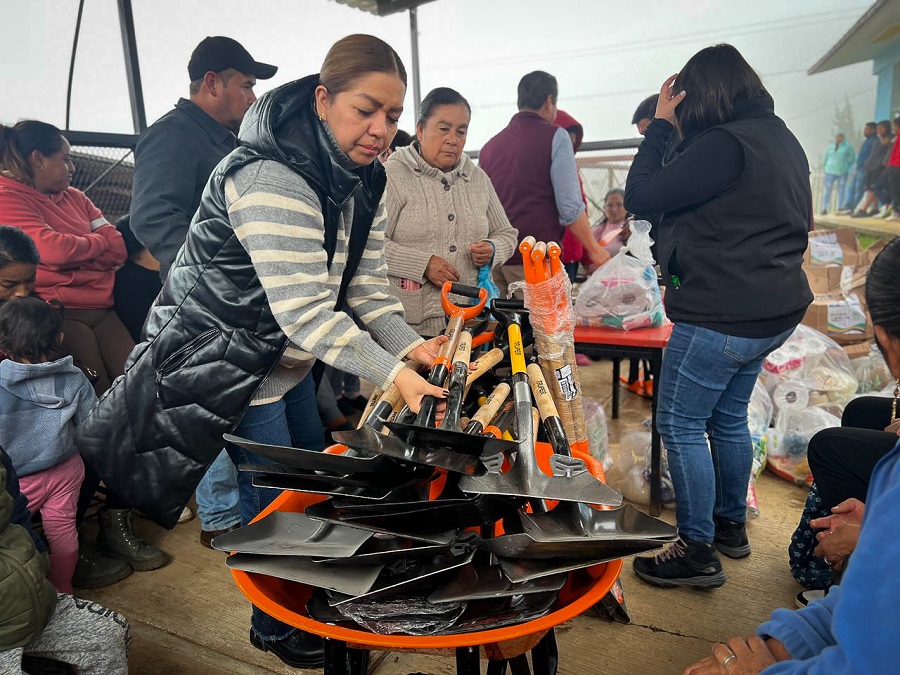 Despacho del Gobernador Entrega Herramientas Donadas a Familias Damnificadas